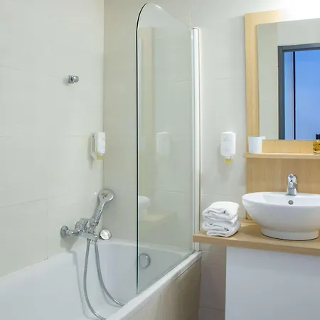 Zenitude Hôtel-résidences La Tour De Mare 4*